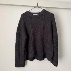 niko and ... ダークグレー ケーブルニットセーター