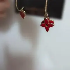 赤いハートと花のフープピアス