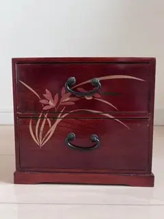 赤い木製の花模様の引き出し