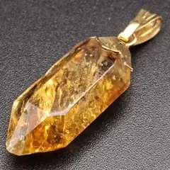 煌めく黄金水晶ペンダントトップ 〜光を宿す結晶の輝き〜