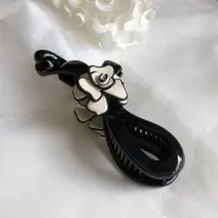 ブラック×ホワイト フラワー バナナクリップ 上品 大人可愛い ヘアアクセ
