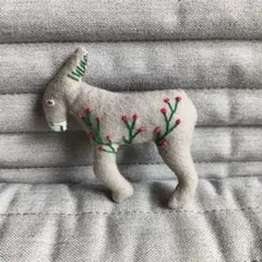 ロバのブローチ　ハンドメイド