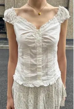 Brandy Melvilleフリルノースリーブシャツ