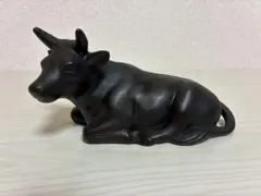 【昭和レトロ】牛 置物 金属製 鉄製 縁起物 撫で牛 文鎮 骨董 オブジェのサムネイル