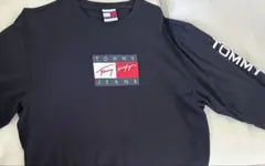 TOMMY JEANS (トミーヒィルガー) カジュアルなオシャレ長袖Tシャツ。