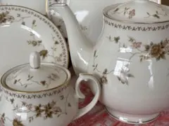 ノリタケ　コンテンポラリー 花柄ティーポットとシュガーポットセット