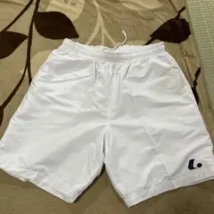 ホワイト テニスショートパンツ L.のロゴ入り