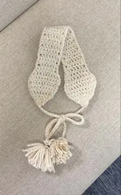クリーム色の編み物耳あて・イヤーマフ ポンポン付き ハンドメイド