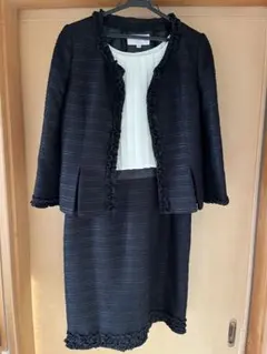 フォーマルスーツ 黒ジャケット 白トップス