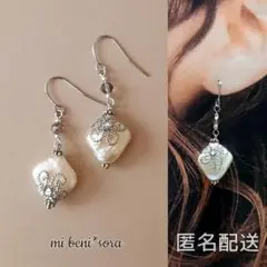 [124]◆新色◆バロックパールと透かしフラワー[オフホワイト×シルバー]ピアス