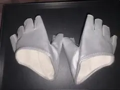 シルバー レザー風　指なしグローブ　手袋　レディース　デザインカット