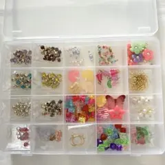 ビーズやキーホルダーパーツなどの詰め合わせ
