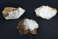 【国産鉱物】中沸石（Mesolite）３個［長野県産］蛇骨石