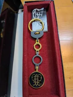 GUCCI 創業者グッチオの遺伝子を受け継ぐ紋章デザイン グッチ ネクタイ