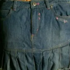 デニムスカートです。ラインストーンが1つ付いています。