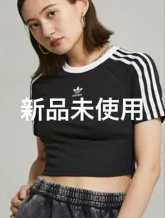 adidas ブラック クロップド Tシャツ