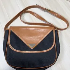 イヴサンローラン　ショルダーバッグ　ロゴプレート