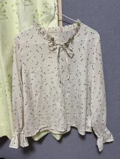 リボン付きブラウス