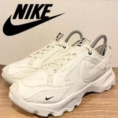 ホワイト スニーカー