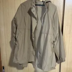 ベージュ フード付き パーカー