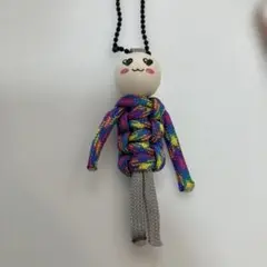 カラフルな編み紐の人形チャーム