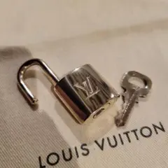 美品 LOUIS VUITTON カデナ 南京錠 社外新品シルバー喜平ネックレス