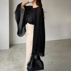 Louere フレアスリットシアープリーツブラウス