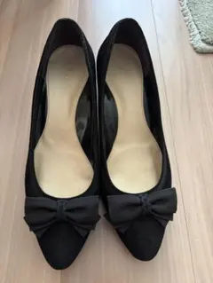 pitti リボン付きブラックスエードパンプス 24.5EE