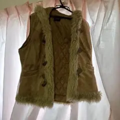 フード付きベージュスエード風ベスト