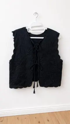【ほぼ新品未使用】黒　刺繍レースベスト　レディース