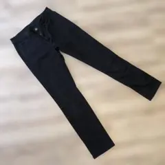 黒デニムスリムフィットパンツ