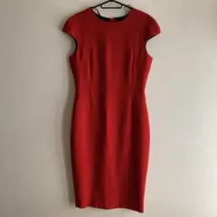 赤い半袖タイトワンピース
