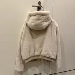 ZARA Mサイズ　フェイクファー　フード付き　クリーム色ボアジャケット