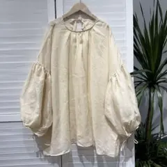 ブラウス　ベージュ　トップス　シャツ　ワイド　透明感