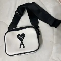 ami PUMA ショルダーバッグ ハートとAロゴ