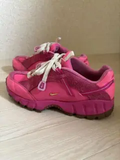 NIKE Jacquemus ピンクスニーカー 23.5 JACQUEMUS × Nike】のピンクでかなえる、パワフルな足元