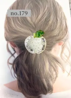 no. 179 ハンドメイド キラキラホワイトりんご　ブローチ