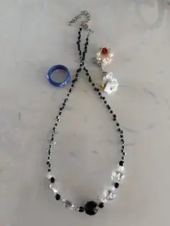 ビーズネックレスと青いリングセット