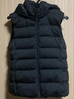 UNIQLO ダークグレーダウンベスト　フード付き