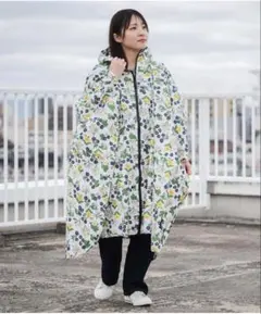 【新品未使用】KiU レインポンチョ 花柄 収納袋付きのサムネイル