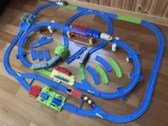 プラレール　まとめ売り　レイアウト　踏切　鉄橋　駅　トンネル　洗車場　車両