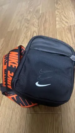 Nike スマホショルダーバッグ 黒/オレンジ