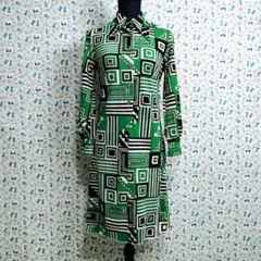 ワンピース☆幾何学　総柄　レトロボタン　ひざ丈　ヴィンテージ　緑黒白　Ｍ
