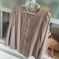 ベージュ プリーツデザイン 長袖シャツ