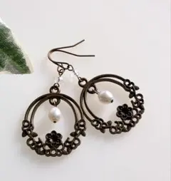 淡水パールと透かしリングパーツのピアス　金古美