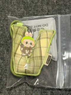 POP MART ラブブ イニシャルキーホルダー 『V』