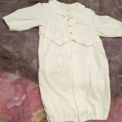 ミッキー刺繍付きロンパース　クリーム色、帽子、おくるみ、3点セット