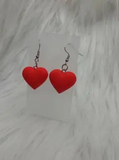 赤いハートのピアス
