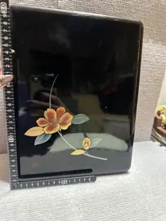 黒い花柄小物入れ