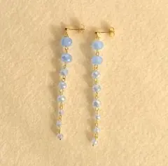 ♥️淡いパステルブルーのガラスビーズ♪煌めくロングピアス　ハンドメイド